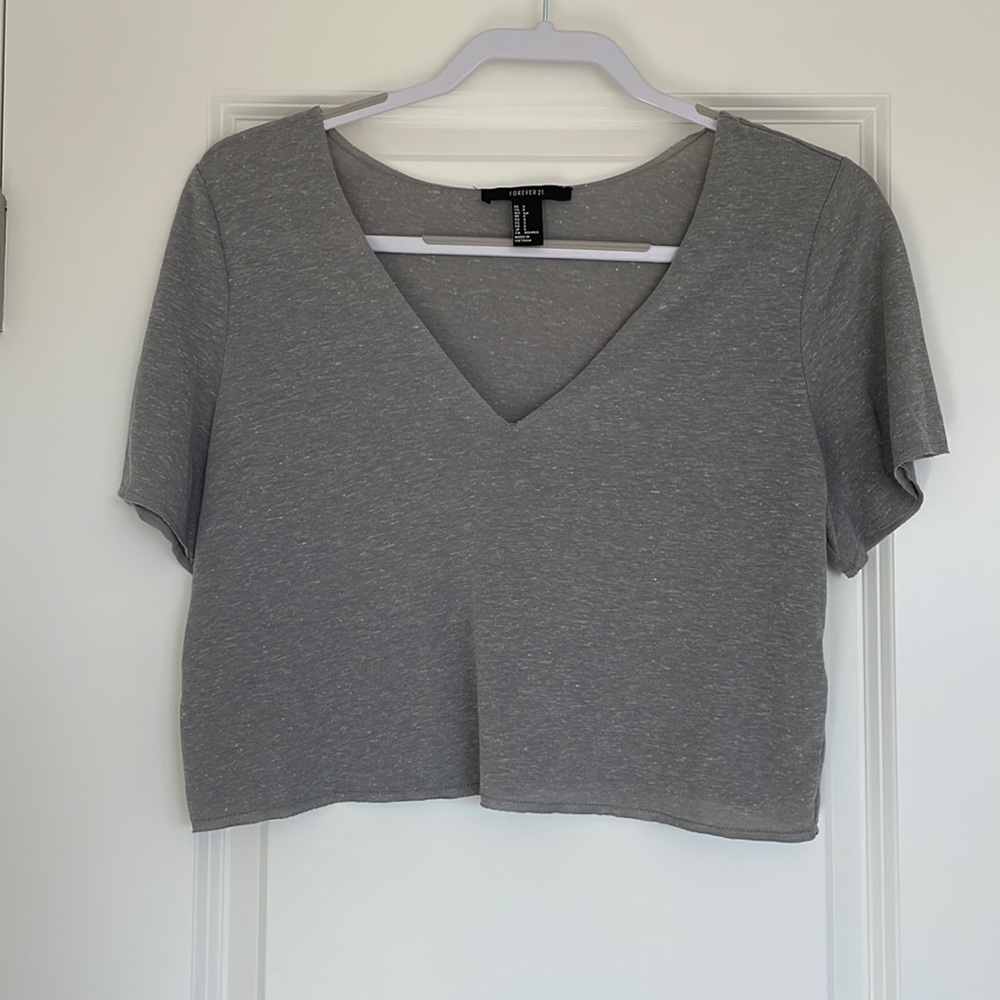 Forever 21 Lightweight Cropped V-neck Gray Short Sleeve Tee. Size Small.